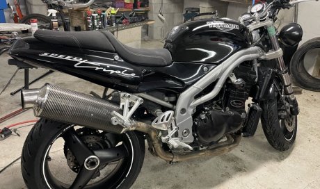 remplacement pneus d'une moto Triumph SPEED  TRIPLE T509 dans votre garage à LA COTE SAINT ANDRE.