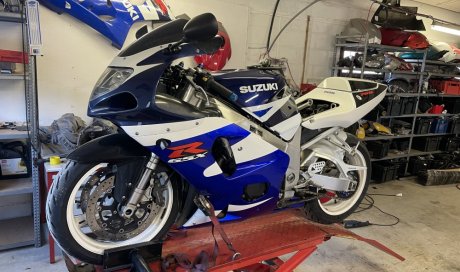 remplacement embrayage sur une suzuki 750 GSXR DE 2001 à Vienne