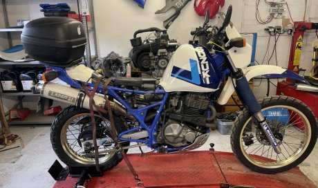 remise en route d'une moto Suzuki 600 DR de 1989 à Saint Jean de Bournay