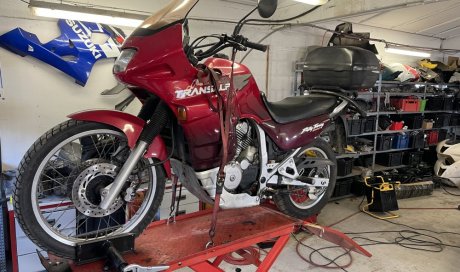 remise en état étriers de frein sur une moto honda 600 transalp par votre garagiste l'atelier riders spirit à Bourgoin jaillieu