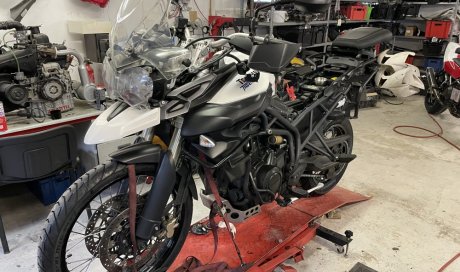 revision d'une triumph tiger 800 XC par votre garagiste l'atelier riders spirit a la cote saint andré