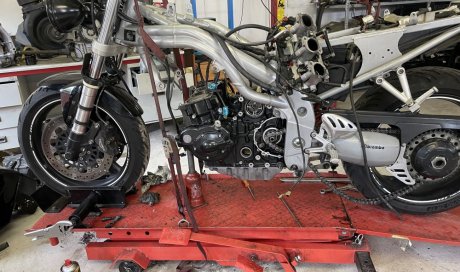 réparation moteur sur une moto triumph speed triple T595 de 1999 par votre garagiste l'atelier Riders Spirit à Vienne