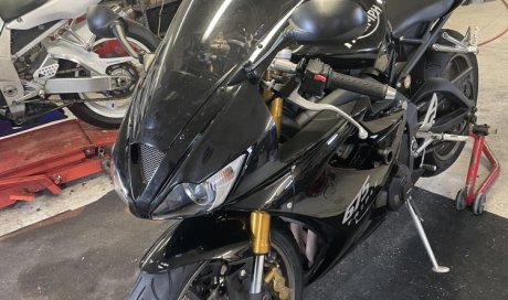 revision et entretien d'une moto triumph 675  daytona  dans votre garage à Saint Jean de Bournay.