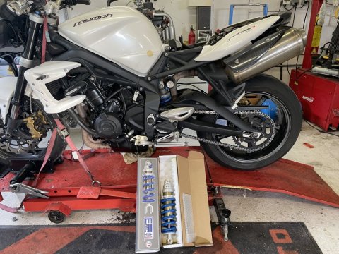 revision et entretien d'une moto Triumph 675  STREET TRIPLE R dans votre garage à Saint Jean de Bournay.