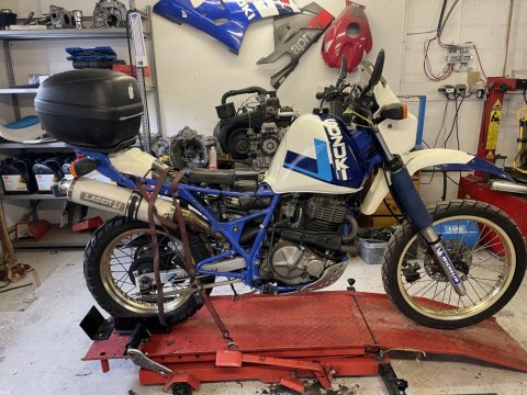 remise en route d'une moto Suzuki 600 DR de 1989 à Saint Jean de Bournay