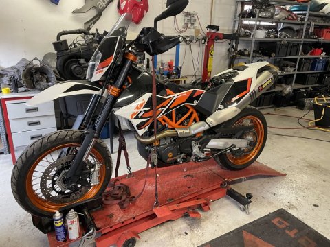 remise en route d'une moto KTM SMC de 2015 par votre garagiste l'atelier riders spirit a Chatonnay