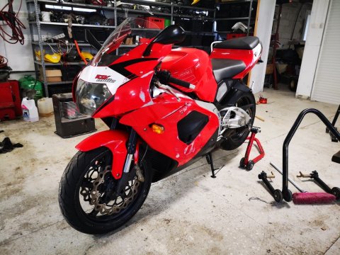 L'atelier Riders Spirit votre garagiste a récemment réalisé la reparation suite a une chute de cette Aprilia RSV1000 à Saint Jean de Bournay.