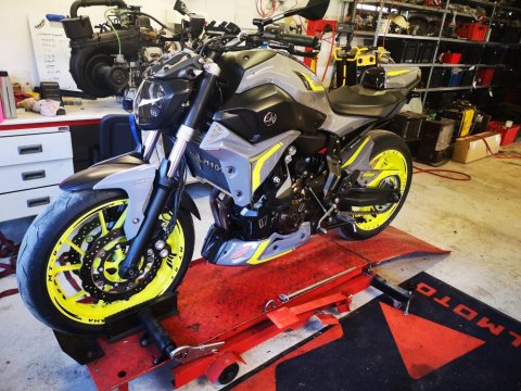 revision et entretien d'une moto Yamaha MT07 A2 dans  votre garage à Bourgoin Jaillieu.