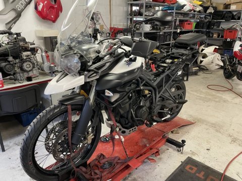 revision d'une triumph tiger 800 XC par votre garagiste l'atelier riders spirit a la cote saint andré