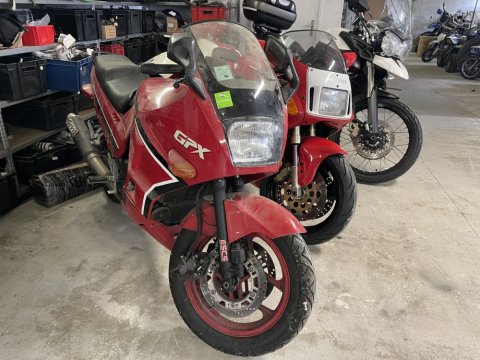 remise en route d'une moto Kawasaki 750 GPX DE 1986 suite à une sortie de grange à Saint Jean de Bournay.