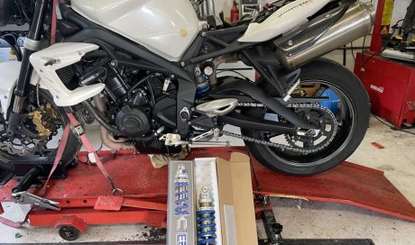 revision et entretien d'une moto Triumph 675  STREET TRIPLE R dans votre garage à Saint Jean de Bournay.