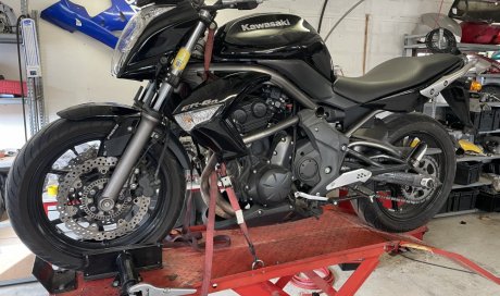 remplacement d'un kit chaine sur une moto kawasaki ER6 par votre garagiste l'atelier Riders Spirit à Saint Jean de Bournay