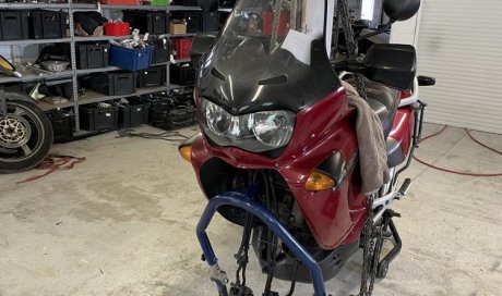 revision et remise en etat d'une fourche avant sur une moto honda 1000 VARADERO par votre garagiste l'Atelier Riders Spirit à bourgoin jaillieu