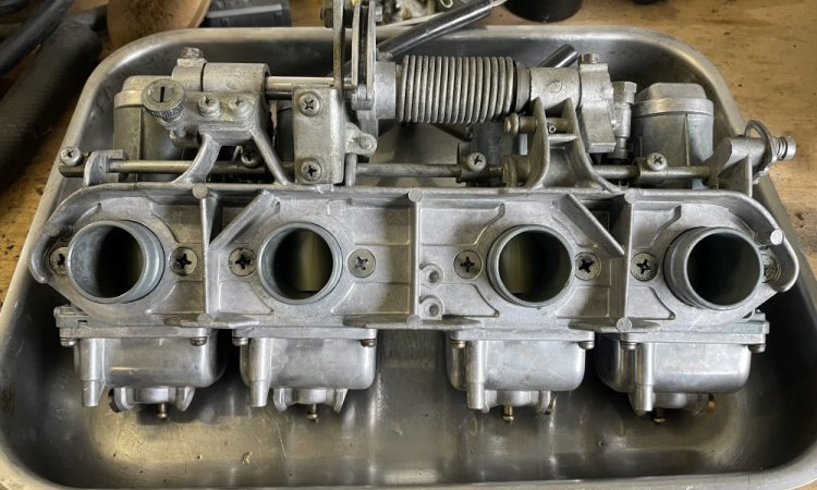 rénovation des carburateur d'une moto kawasaki Z900 de 1975  à La Cote Saint André.