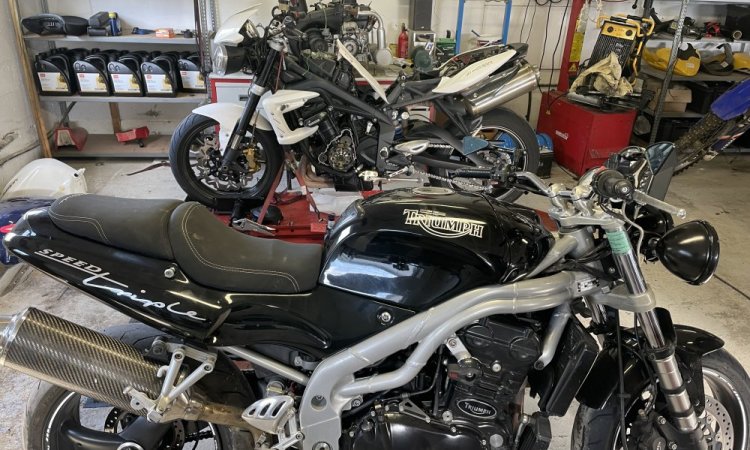 revision et entretien d'une moto Triumph 675  STREET TRIPLE R dans votre garage à Saint Jean de Bournay.