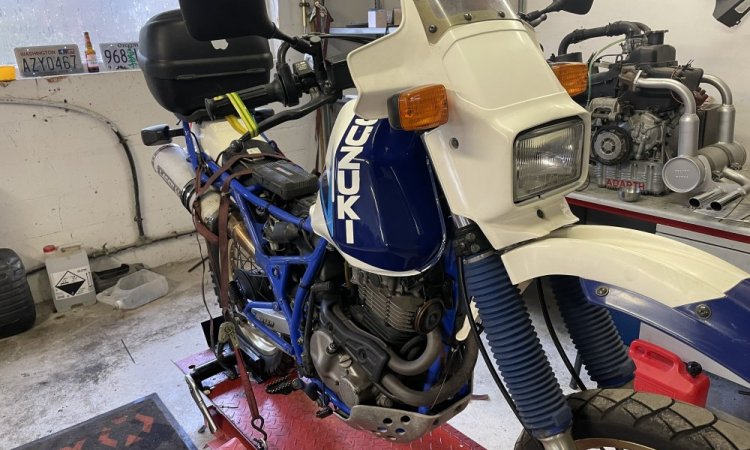 remise en route d'une moto Suzuki 600 DR de 1989 à Saint Jean de Bournay