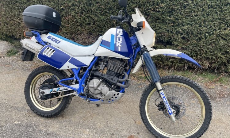 remise en route d'une moto Suzuki 600 DR de 1989 à Saint Jean de Bournay