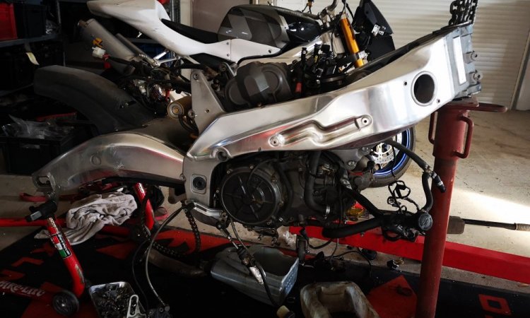 L'atelier Riders Spirit votre garagiste a récemment réalisé la reparation suite a une chute de cette Aprilia RSV1000 à Saint Jean de Bournay.