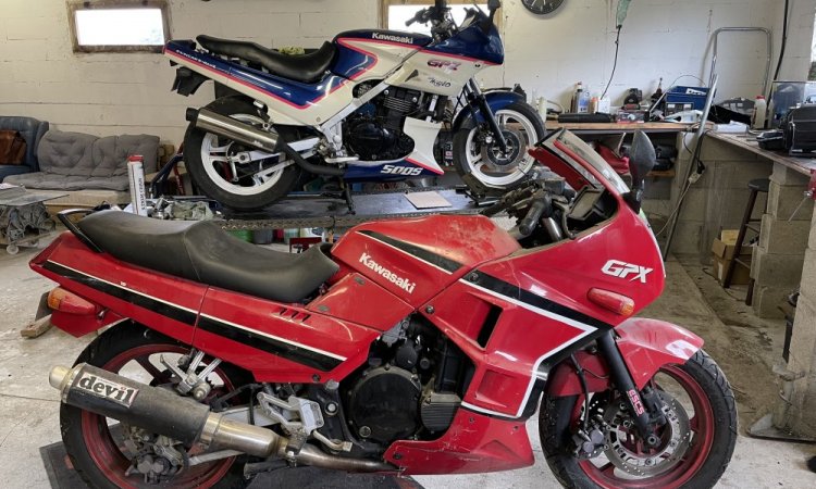 remise en route d'une moto Kawasaki 750 GPX DE 1986 suite à une sortie de grange à Saint Jean de Bournay.