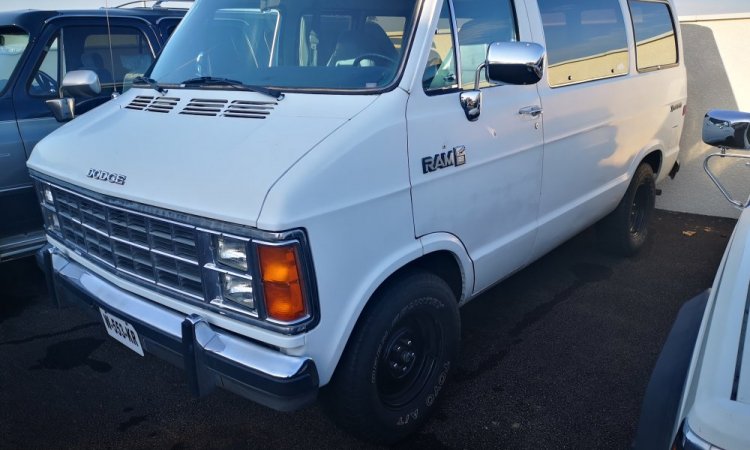 restauration d'un Van US dodge RAM VAN B150 de 1983 à Chatonnay