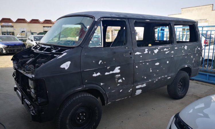 restauration d'un Van US dodge RAM VAN B150 de 1983 à Chatonnay