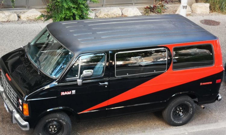 restauration d'un Van US dodge RAM VAN B150 de 1983 à Chatonnay