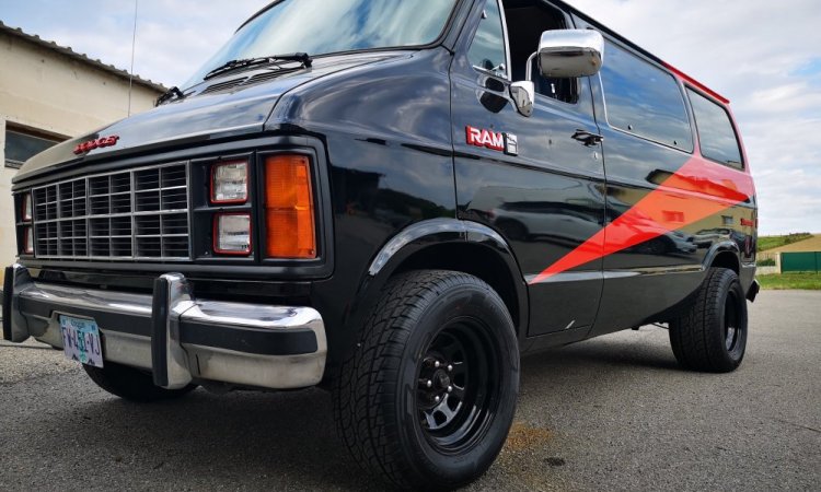 restauration d'un Van US dodge RAM VAN B150 de 1983 à Chatonnay