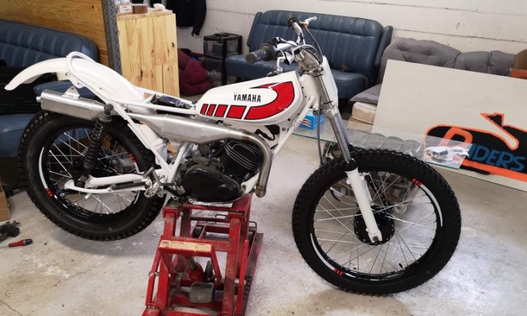 restauration moto  YAMAHA 175 TY a VIENNE